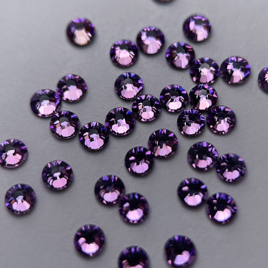 Zoom sur strass rond lila brillant.