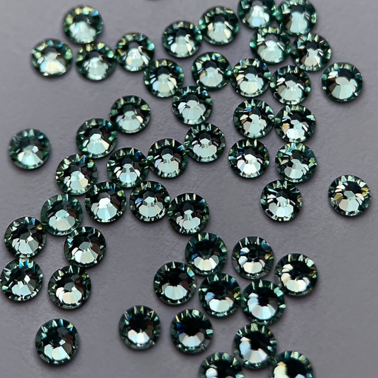 Zoom sur strass rond vert menthe pastel.
