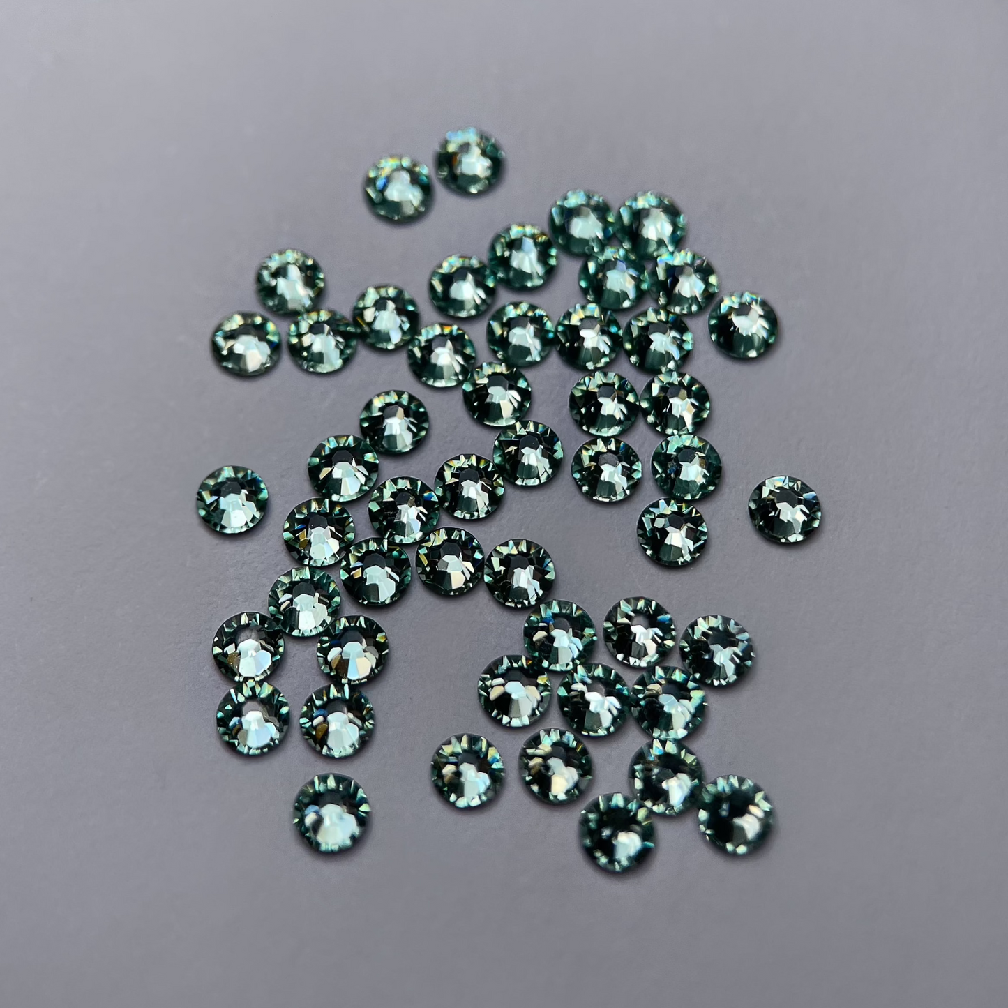 Strass dentaire Swarovski rond, couleur mint baby, éclat frais et délicat.