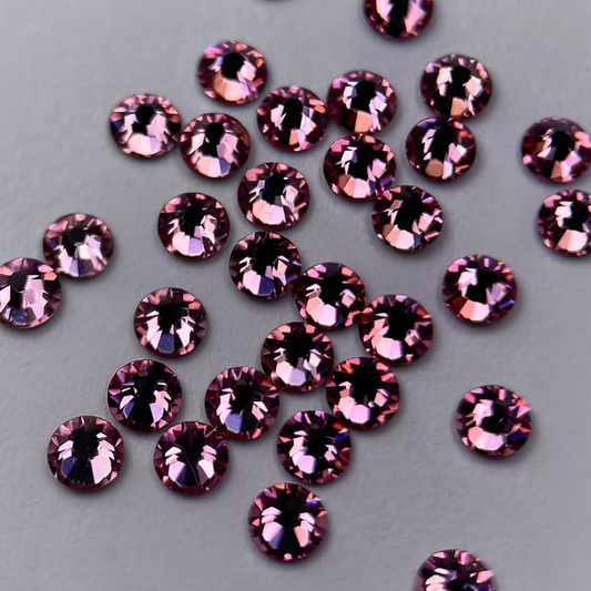 Zoom sur strass rond rose tendre.