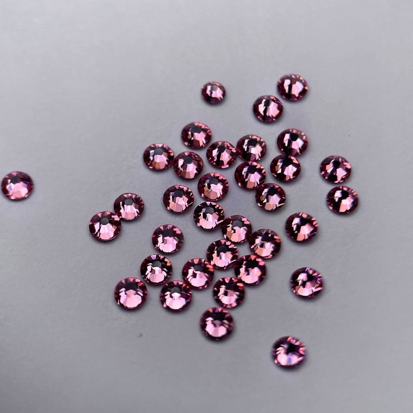 Strass dentaire Swarovski rond, couleur pink baby, brillance douce