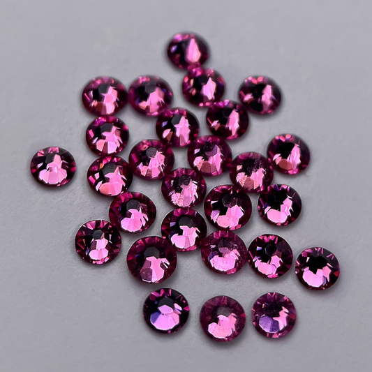 Zoom sur strass rond rose vif effet candy.