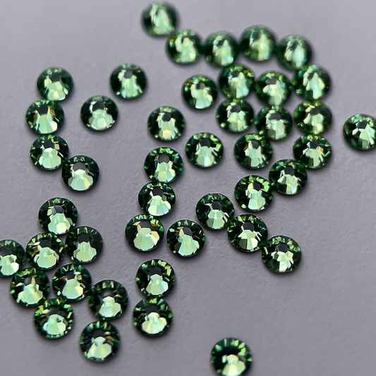 Zoom sur strass rond pistache au fini lumineux.