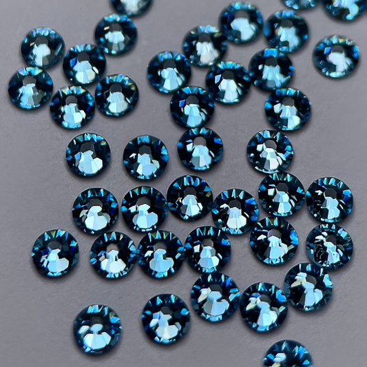 Zoom sur strass rond bleu ciel.