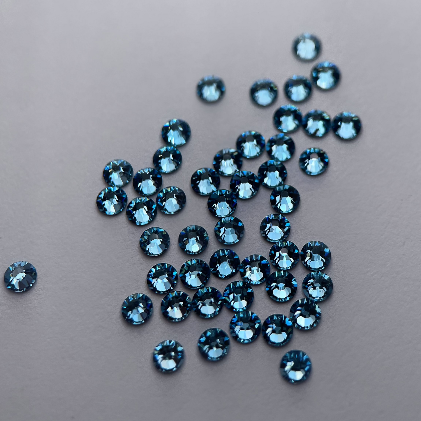 Strass dentaire Swarovski rond, teinte skyblue, brillance douce et fraîche.