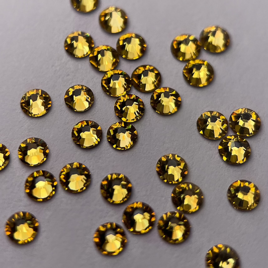Zoom sur strass rond jaune lumineux.