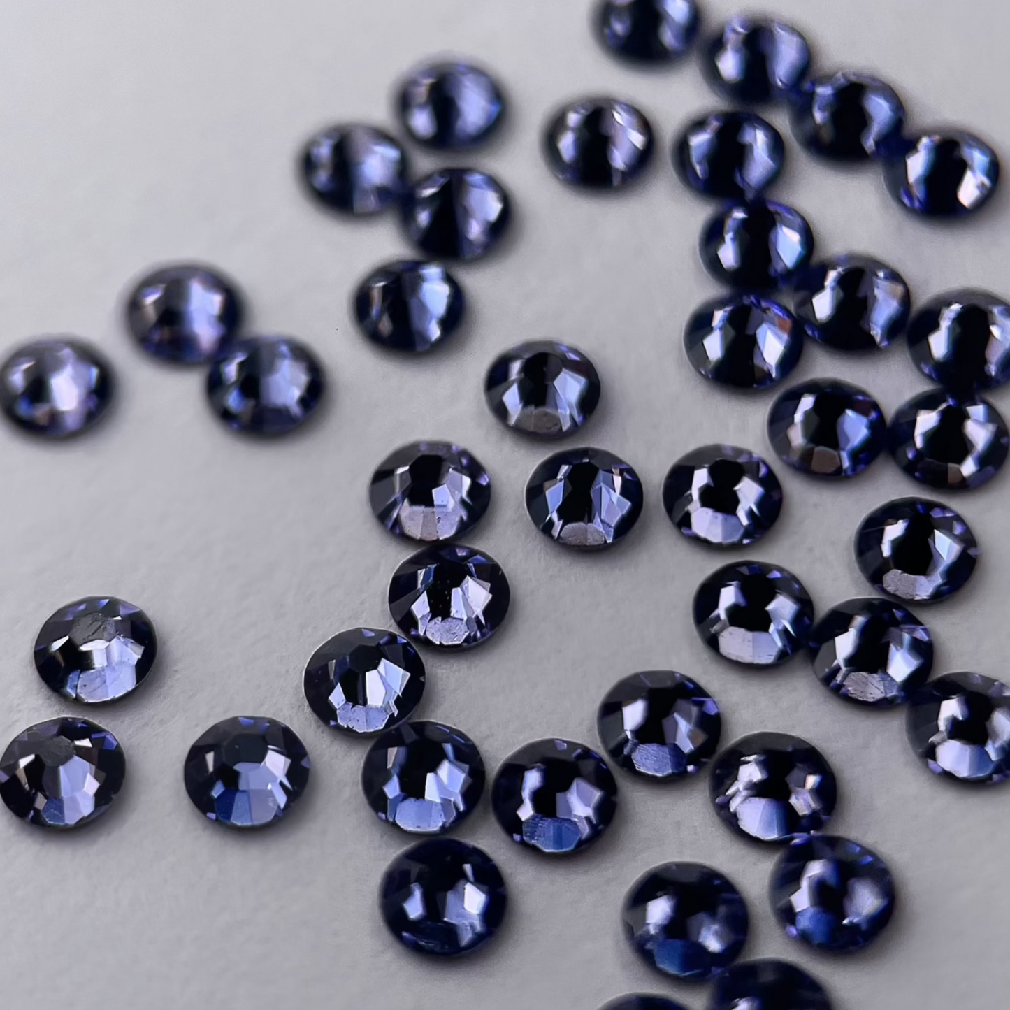 Zoom sur strass rond violet tanzanite.