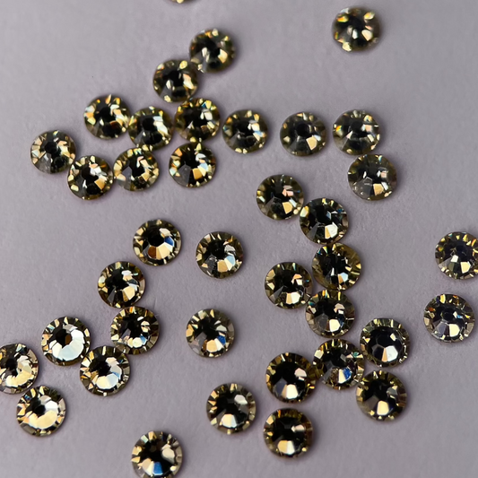 Zoom sur strass rond teinte citron acidulée.