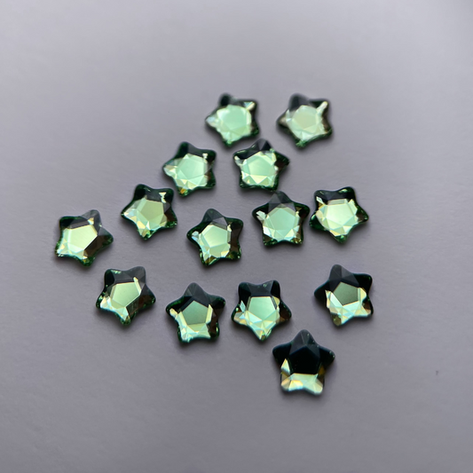 Strass dentaire Swarovski en forme de petite étoile, couleur pistachio, haute brillance, qualité professionnelle.