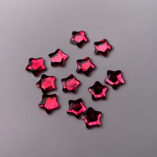 Strass dentaire Swarovski en forme de petite étoile, couleur cherry vive et brillante.