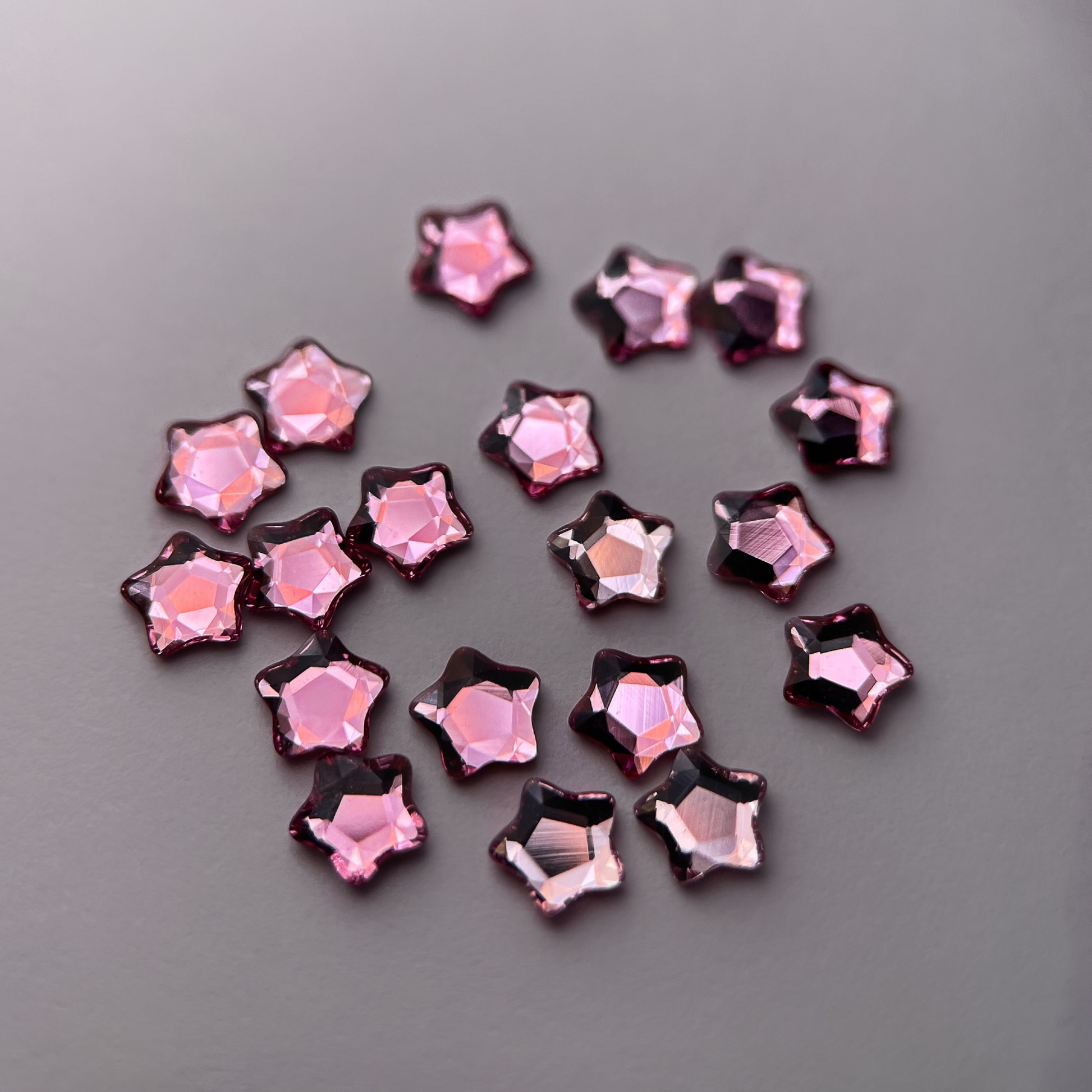 Strass dentaire Swarovski en forme de petite étoile, couleur pink baby, haute brillance, qualité professionnelle.