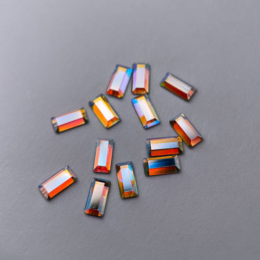 Strass dentaire Swarovski baguette, effet holographique, reflets multicolores.