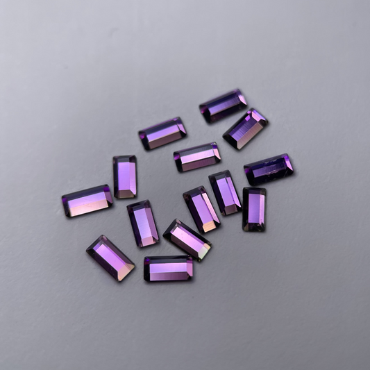 Strass dentaire Swarovski en forme baguette, couleur lila, haute brillance, qualité professionnelle.