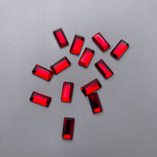 Strass dentaire Swarovski en forme de baguette, couleur rouge. Idéal pour personnaliser votre sourire.