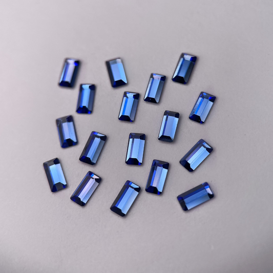 Strass dentaire Swarovski en forme baguette, couleur saphir, haute brillance, qualité professionnelle.