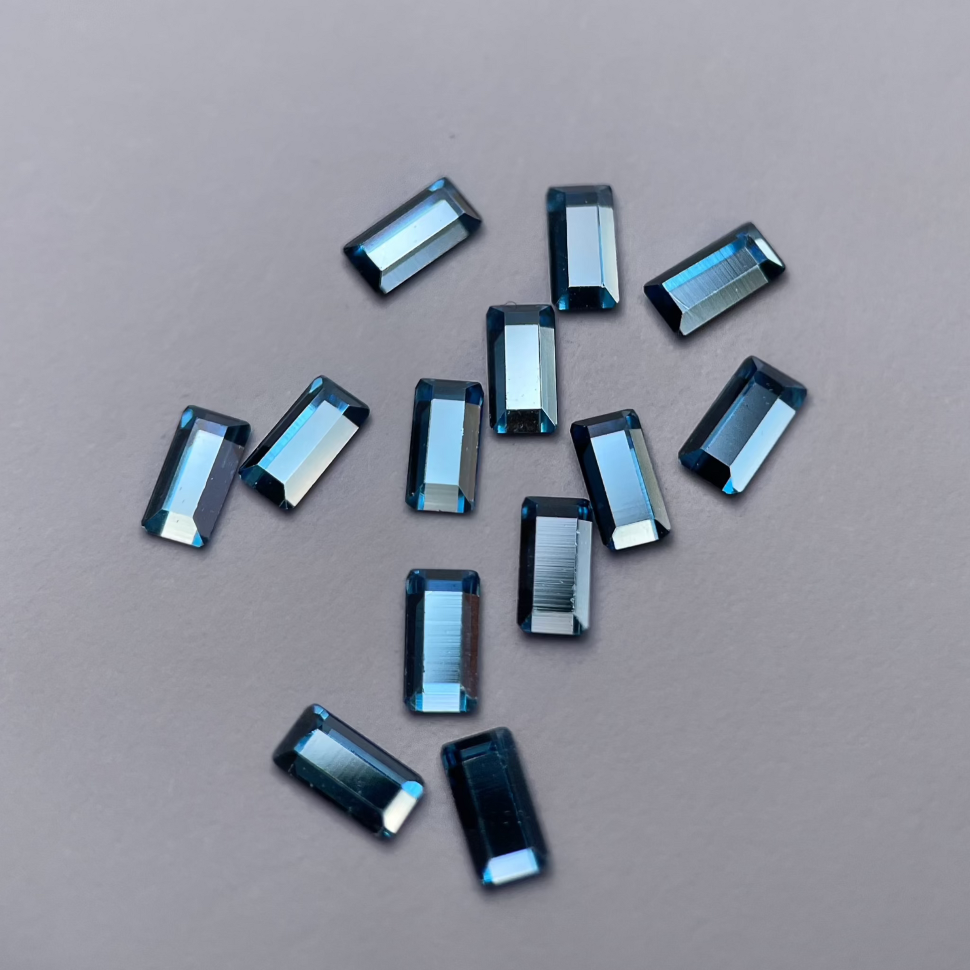 Strass dentaire Swarovski en forme baguette, couleur skyblue, haute brillance, qualité professionnelle.