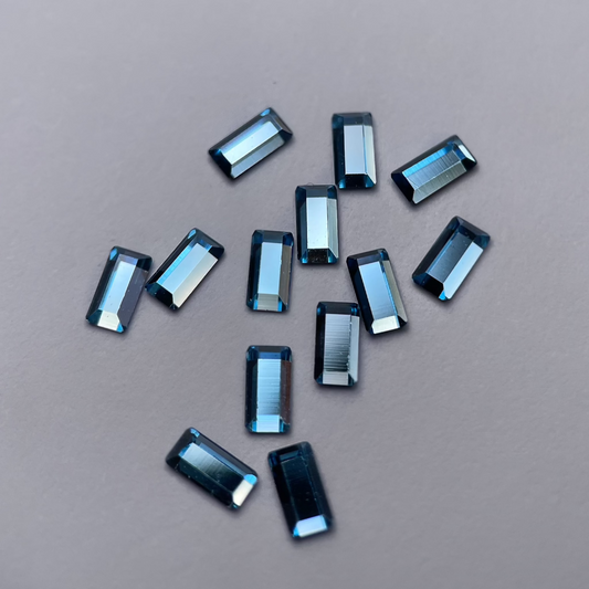 Strass dentaire Swarovski en forme baguette, couleur skyblue, haute brillance, qualité professionnelle.