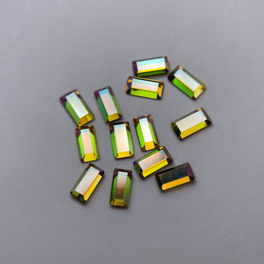 Strass dentaire Swarovski forme baguette, couleur sunshine shimmer, pour un sourire éclatant et unique.