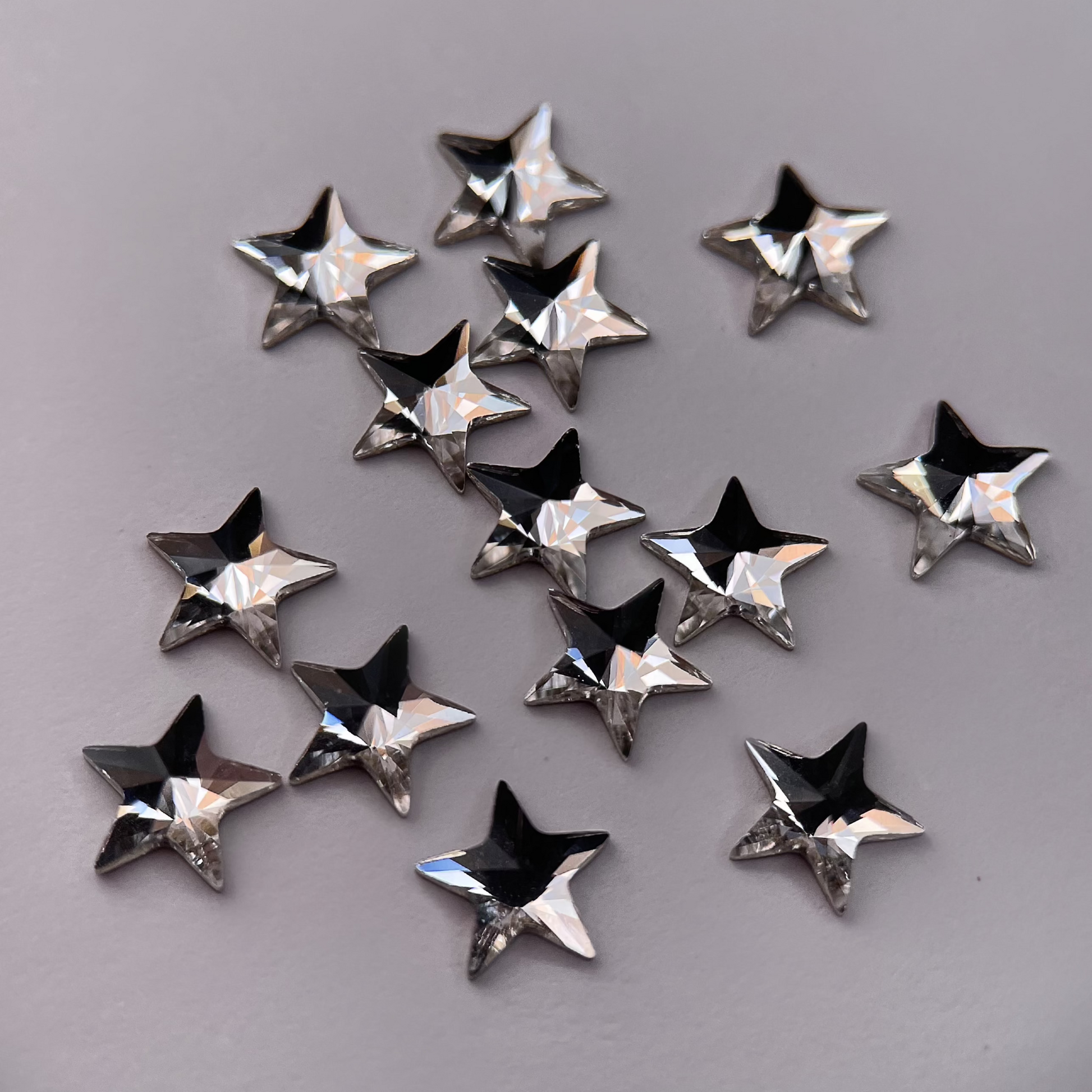 Strass dentaire Swarovski en forme de grande étoile, couleur crystal, haute brillance, qualité professionnelle.