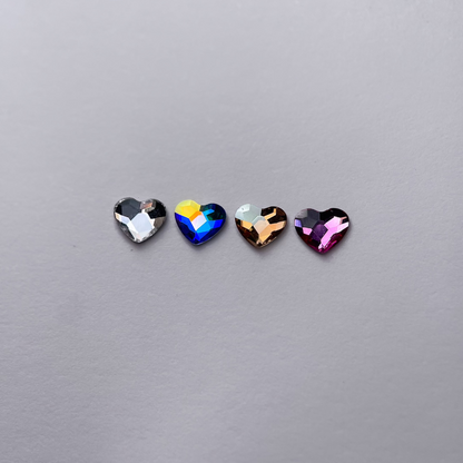 quatre strass swarovski en forme de coeur, alignés sur fond blanc. Plusieurs couleurs disponibles