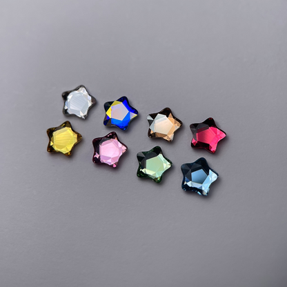 Strass dentaires Swarovski en forme d’étoile, présentés en plusieurs couleurs brillantes.