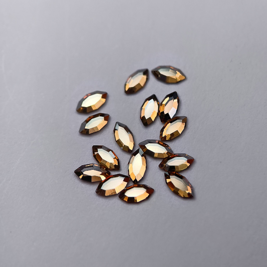 Strass dentaire Swarovski en forme de navette, couleur champagne, haute brillance, qualité professionnelle.