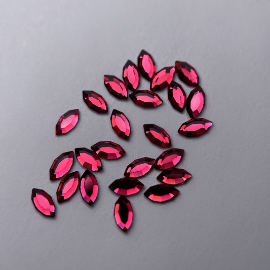 Strass dentaire Swarovski en forme de navette, couleur cherry, haute brillance, qualité professionnelle.