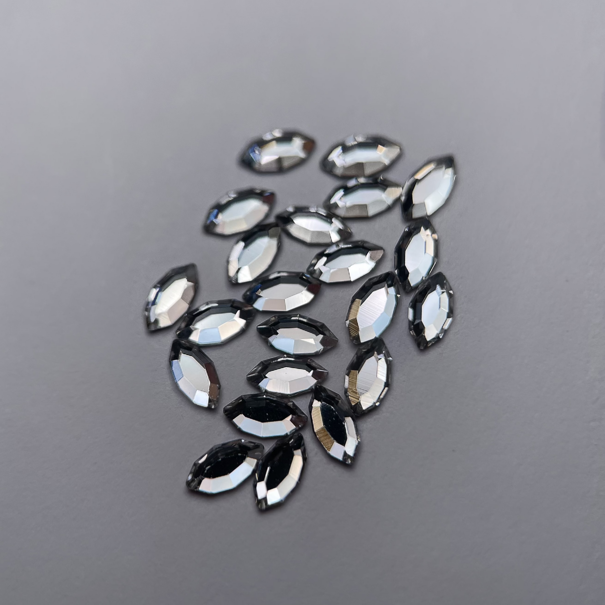 Strass dentaire Swarovski en forme de navette, couleur crystal, haute brillance, qualité professionnelle.