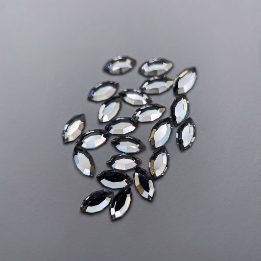 Strass dentaire Swarovski en forme de navette, couleur crystal, haute brillance, qualité professionnelle.