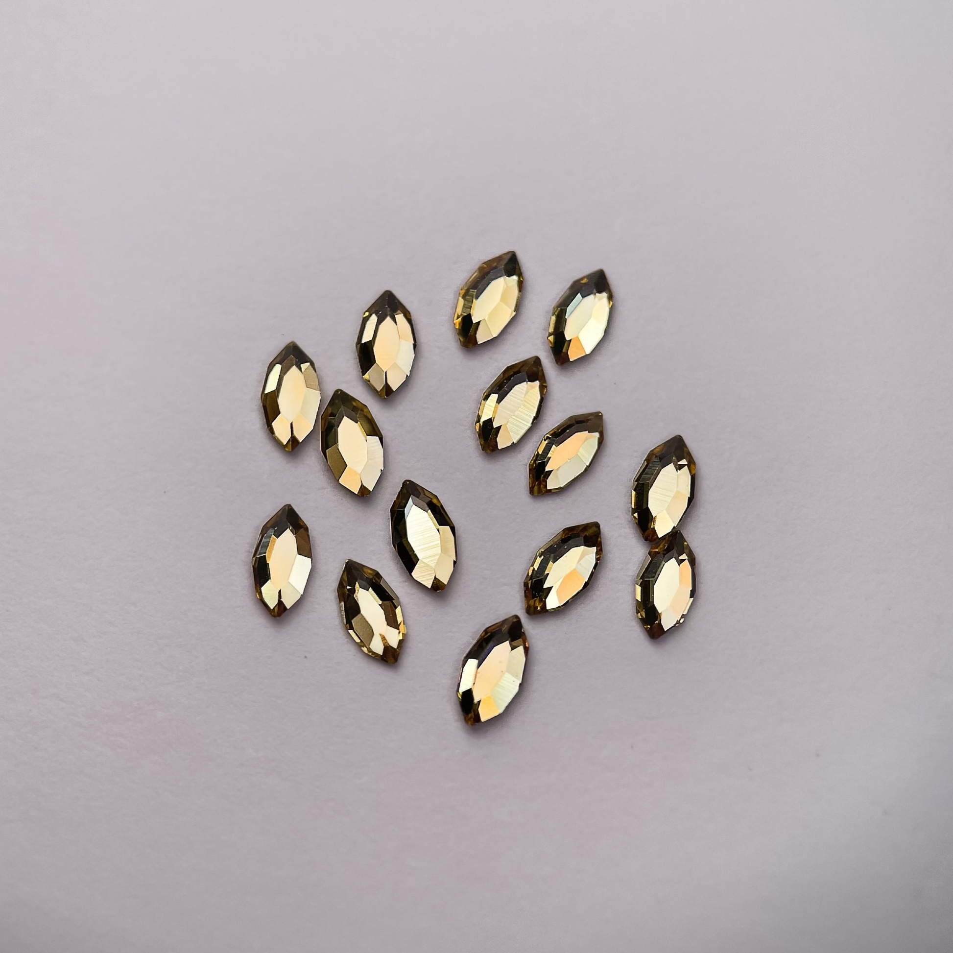 Strass dentaire Swarovski en forme de navette, couleur lemon, haute brillance, qualité professionnelle.