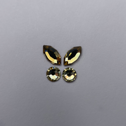 Papillon composé de deux strass navette lemon et deux strass ronds assortis.