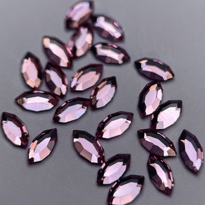 Zoom sur strass dentaire Swarovski en forme de navette, couleur pink baby, haute brillance, qualité professionnelle.