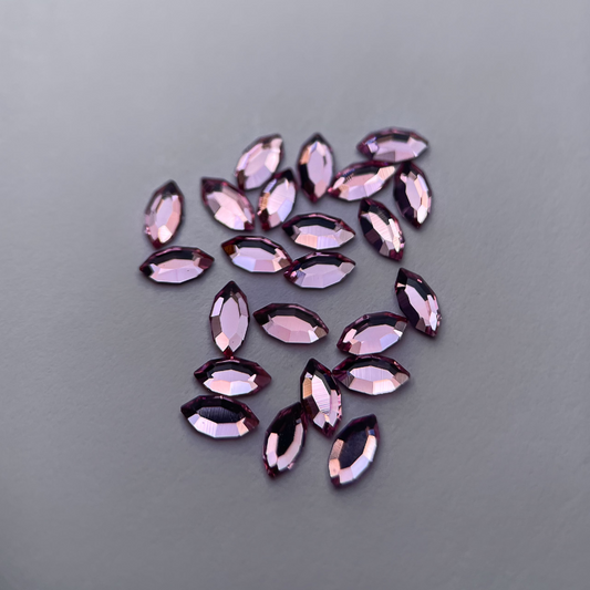 Strass dentaire Swarovski en forme de navette, couleur pink baby, haute brillance, qualité professionnelle.