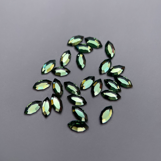 Strass dentaire Swarovski en forme de navette, couleur pistachio, haute brillance, qualité professionnelle.