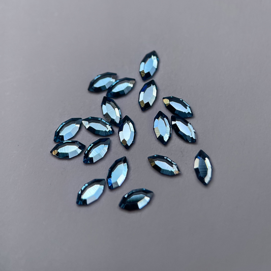 Strass dentaire Swarovski en forme de navette, couleur skyblue, haute brillance, qualité professionnelle.