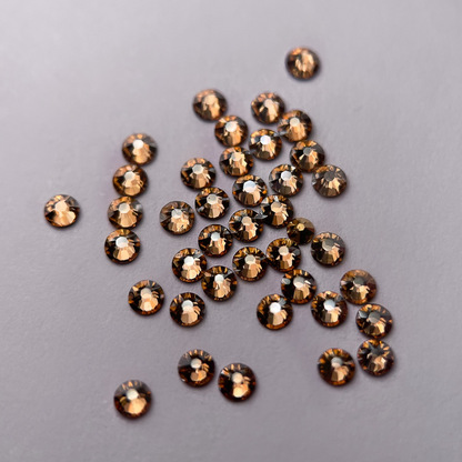 Strass dentaire Swarovski rond, teinte champagne, brillance douce.