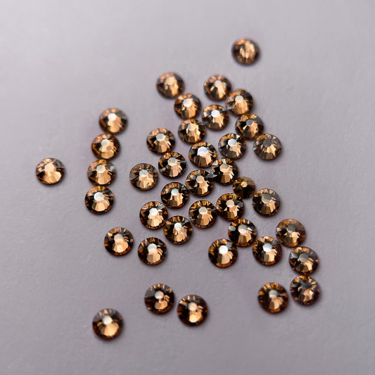 Strass dentaire Swarovski rond, teinte champagne, brillance douce.