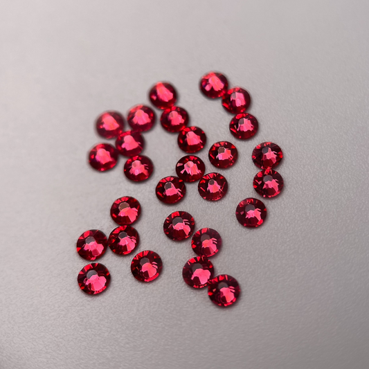 Strass dentaire Swarovski rond de couleur Cherry, éclat profond et lumineux.