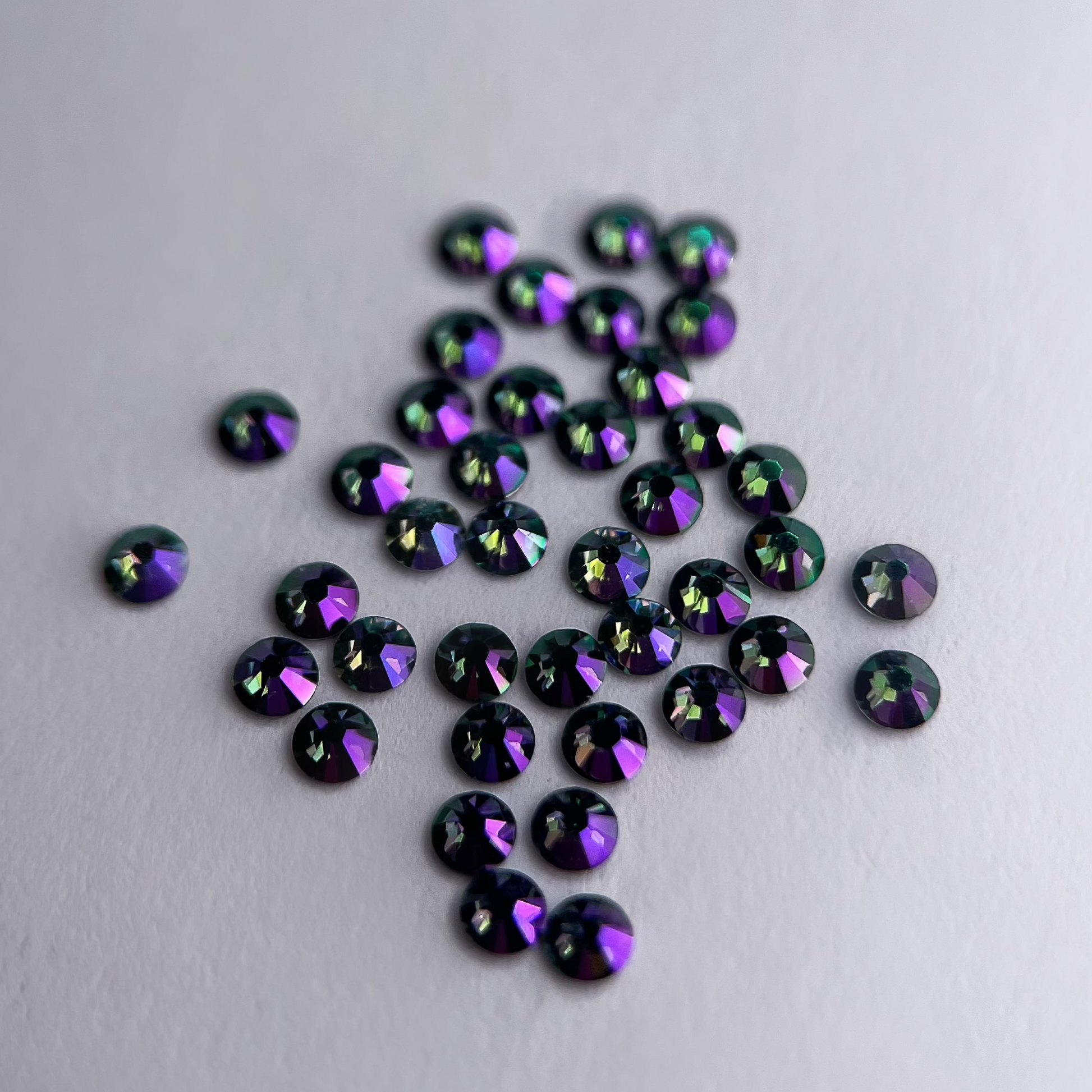 Strass dentaire Swarovski rond, teinte fluorite, éclat irisé unique.
