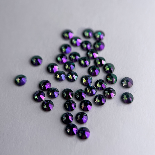 Strass dentaire Swarovski rond, teinte fluorite, éclat irisé unique.