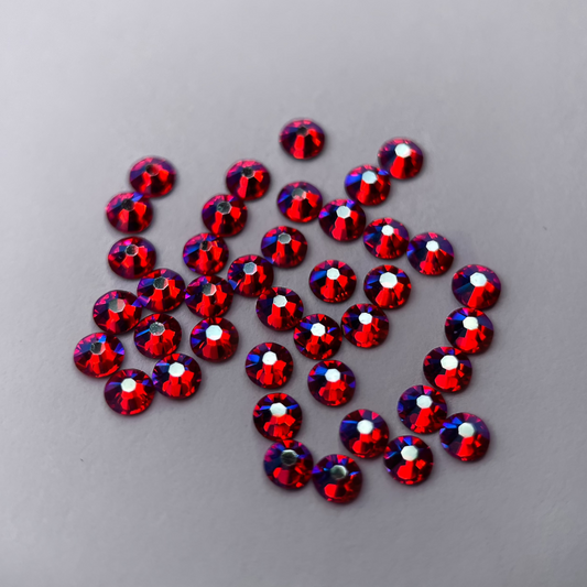 Strass dentaire Swarovski rond, effet AB, teinte fuchsia vive.