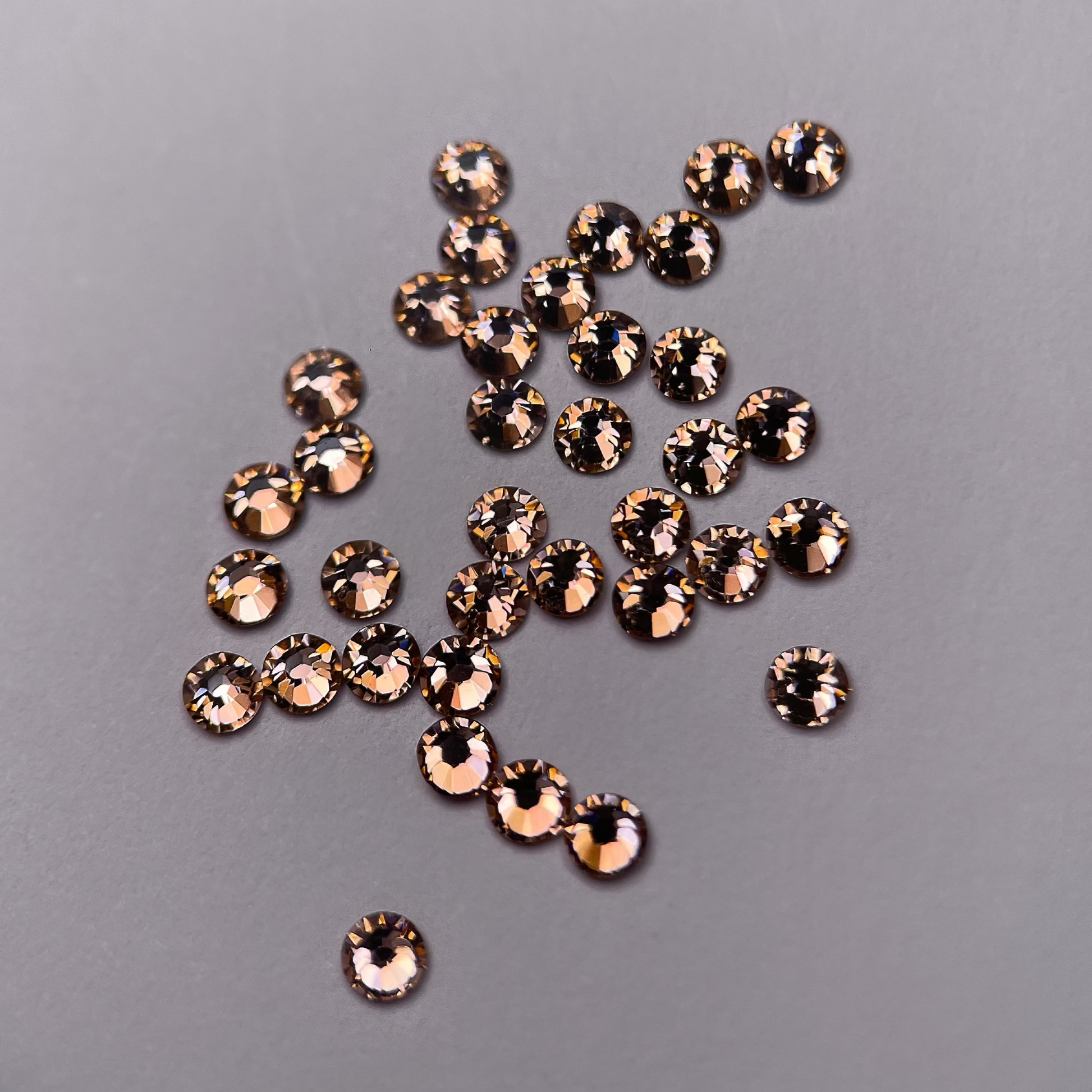 Strass dentaire Swarovski rond, couleur golden salmon, éclat chaleureux.