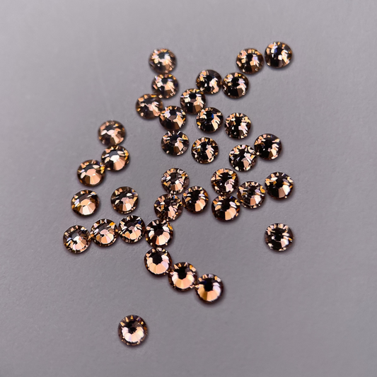 Strass dentaire Swarovski rond, couleur golden salmon, éclat chaleureux.