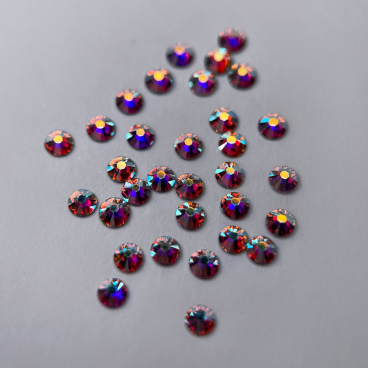 Strass dentaire Swarovski rond, effet holographique, reflets arc-en-ciel.