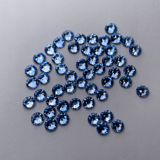 Strass dentaire Swarovski rond, teinte ice, éclat glacé.