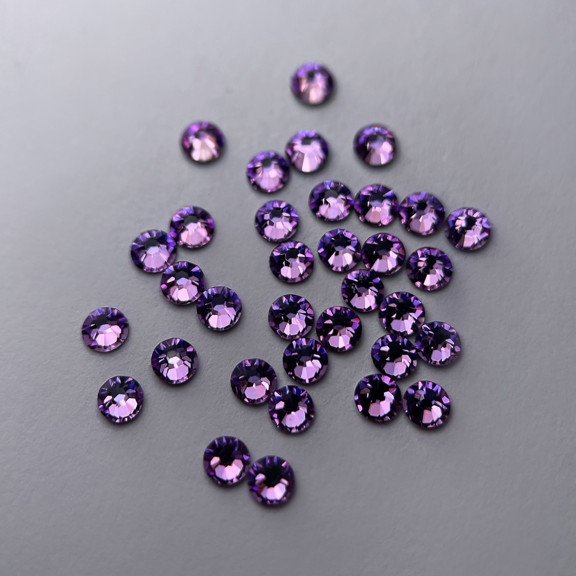 Strass dentaire Swarovski rond, couleur lila pastel, éclat doux.
