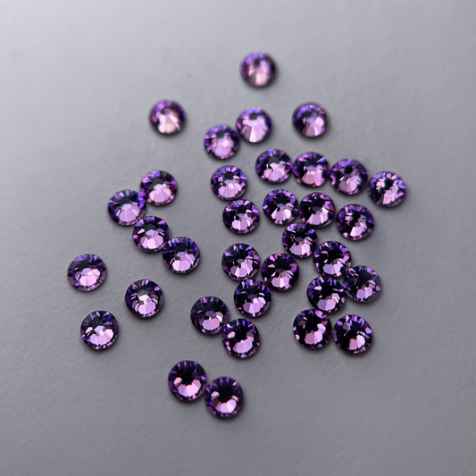 Strass dentaire Swarovski rond, couleur lila pastel, éclat doux.