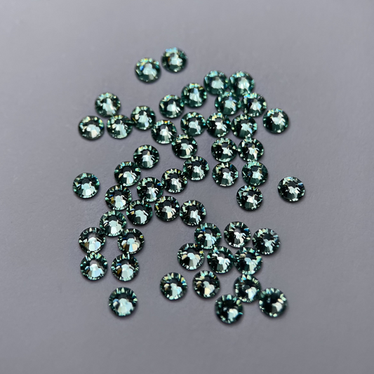 Strass dentaire Swarovski rond, couleur mint baby, éclat frais et délicat.