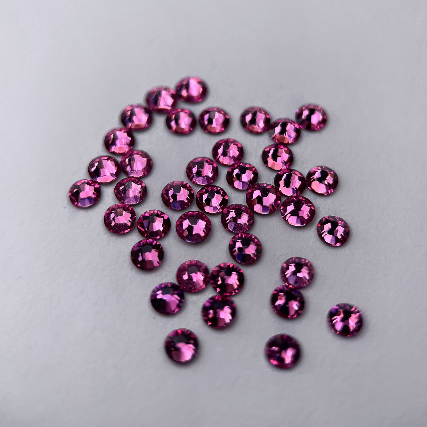  Strass dentaire Swarovski rond, teinte pink candy, éclat sucré et lumineux.