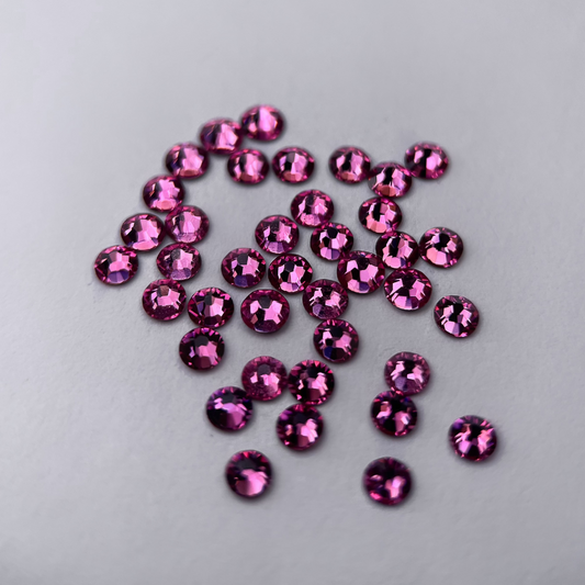  Strass dentaire Swarovski rond, teinte pink candy, éclat sucré et lumineux.